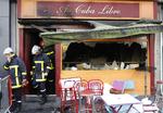 Udbrændt. Brandfolk arbejder på den franske bar, hvor en brand i aftes hærgede en fødselsdagsfest. Et stort antal unge blev dræbt. 