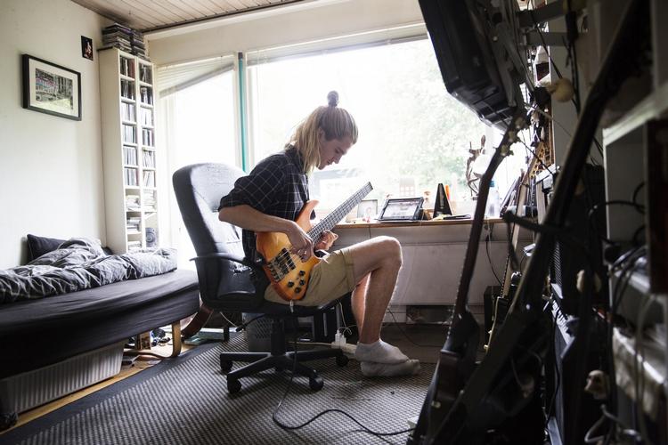 STANDBY. Mange unge kan som Kristian her ikke finde en betalbar bolig og bor derfor et par år mere hos forældrene. 