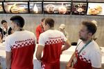 Fastfood. Det kroatiske olympiske håndboldlandshold hos en McDonalds i OL-byen. Fastfoodgiganten er hoevdsponsor. 