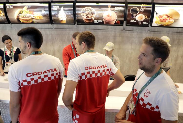 Fastfood. Det kroatiske olympiske håndboldlandshold hos en McDonalds i OL-byen. Fastfoodgiganten er hoevdsponsor. 