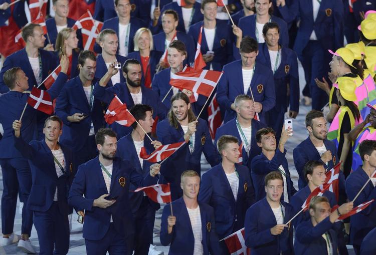 Indmach. Danske atleter blandt andre Mikkel Hansen fra håndboldlandsholdet går ind på det olympiske stadion ved åbningsceremonien. 