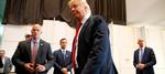 vendepunkt. Donald Trump er gået tilbage i målingerne, efter han kritiserede en død soldats familie. Et muligt vendepunkt i valgkampen. 