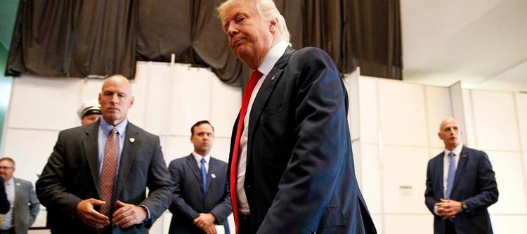 vendepunkt. Donald Trump er gået tilbage i målingerne, efter han kritiserede en død soldats familie. Et muligt vendepunkt i valgkampen. 