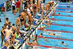 TRÆNGSEL. Helt naturligt har svømmerne søgt at træne så meget som muligt i det olympiske bassin, så der været kø i vandet og på skamlerne. Foto: Martin Meissner/AP 