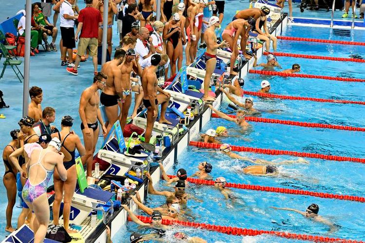 TRÆNGSEL. Helt naturligt har svømmerne søgt at træne så meget som muligt i det olympiske bassin, så der været kø i vandet og på skamlerne. Foto: Martin Meissner/AP 