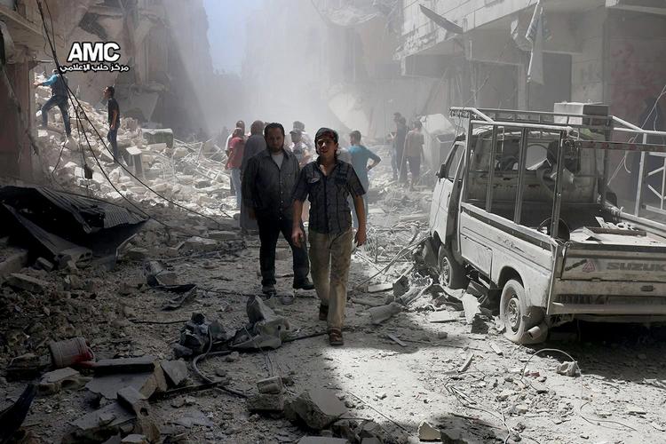 Bombardement. Op til oprørernes modoffensiv blev den indelukkede del af Aleppo konstant bombet fra luften. Foto: AP/Aleppo Media Center 