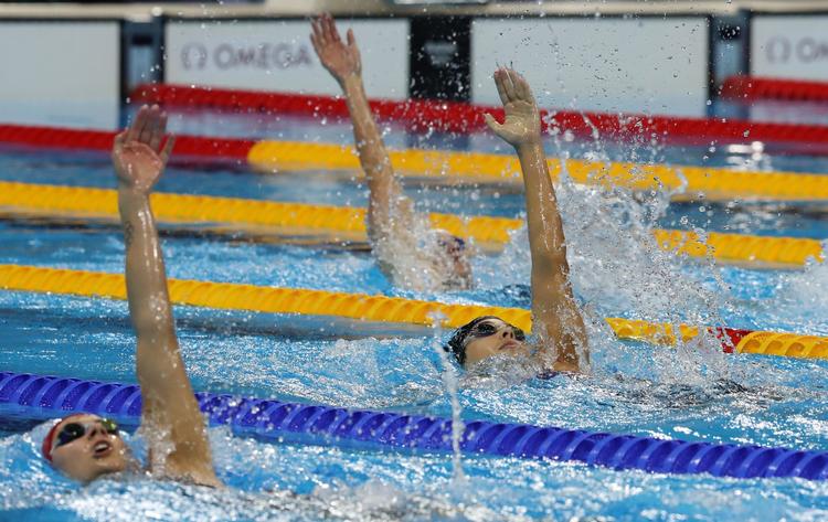 SYnkroSVØMNING? Næh, det er såmænd 400 meter medley for kvinder, der resulterede i en verdensrekord. 