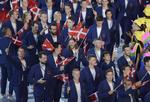 bningsceremoni. Mikkel Hansen fra håndboldlandsholdet grinerunder indmarchen på OL-stadionet. 