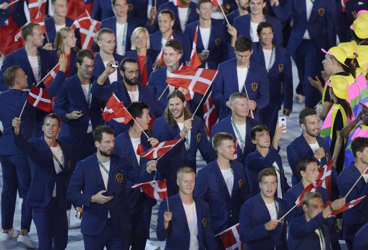 bningsceremoni. Mikkel Hansen fra håndboldlandsholdet grinerunder indmarchen på OL-stadionet. 