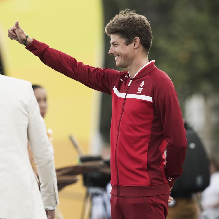 Sølvinder. Jakob Fuglsang hilste på de danske fans fra sin podieplads. 