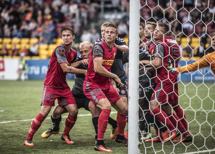 1-2. Trængsel i straffesparksfeltet, da AaB hentede en snæver sejr mod FC Nordsjælland. 