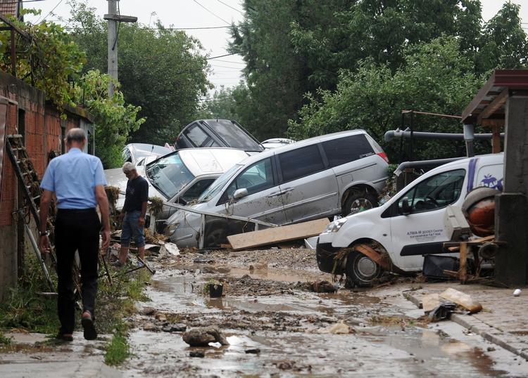 Oversvømmelser. Biler i byens gader står under vand, og ringvejen uden om Skopje er svært beskadiget af oversvømmelserne. 