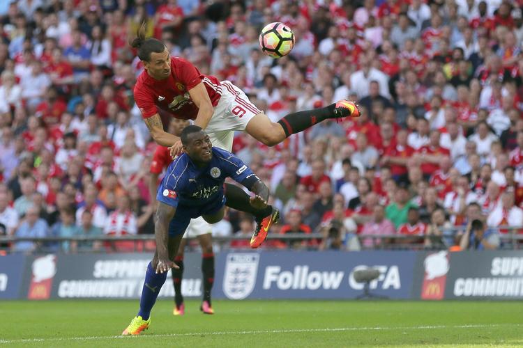 2-1. Zlatan Ibrahimovic (øverst) kommer højest i kampen mod Leicesters Wes Morgan og scorer det afgørende mål i Community Shield-opgøret. 