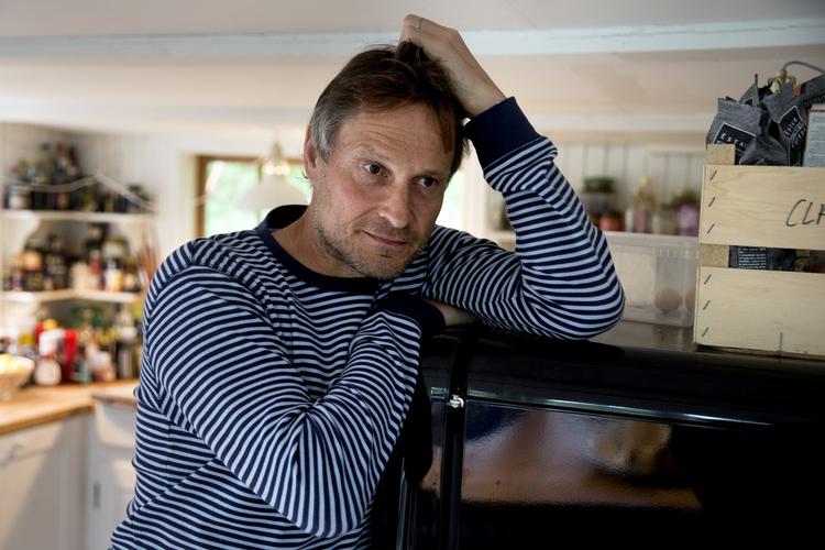 Svært. Det er kommet bag på Claus Meyer, hvor svært det er at få styr på 340 ansatte og otte restauranter - men nu går det fremad. Her ses han i sommerhuset i Rågeleje. 