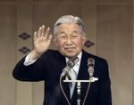 Overhovede. Den japanske kejser Akihito har holdt en sjælden tv-tale. Her vinker han til folket ved sin 82-års fødselsdag. 