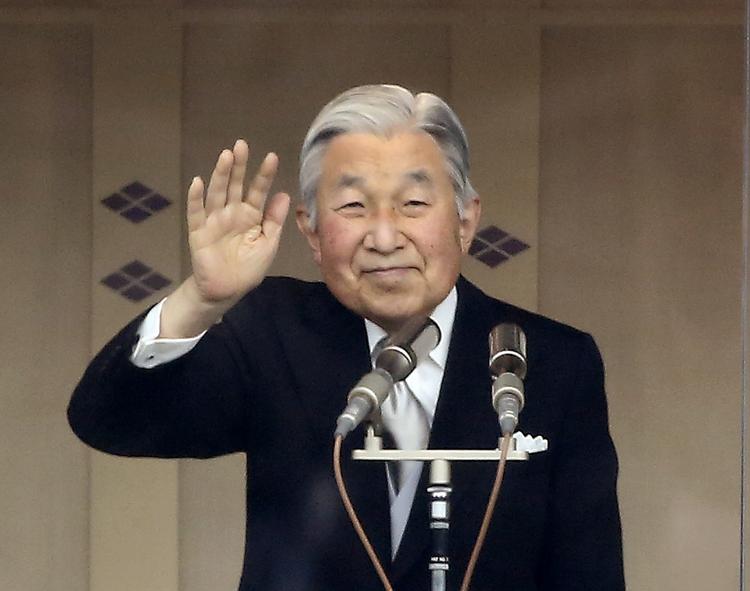 Overhovede. Den japanske kejser Akihito har holdt en sjælden tv-tale. Her vinker han til folket ved sin 82-års fødselsdag. 