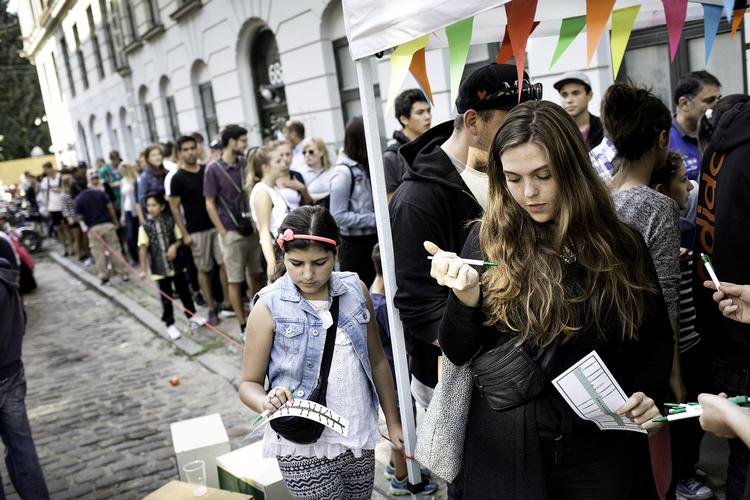 Smag. Københavnerne kan stadig se frem til gratis smagsprøver, selvom shawarmamesterskaberne i år kommer i en ny udforming. Og de skal stadig hurtigt ud af fjerene, hvis de vil sikre sig en stemmeseddel. 