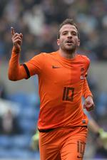 Klasse.  33-årige Rafael van der Vaart har i en 16 år lang professionel karriere spillet i storklubber som Ajax, Hamburger Sv, Real Madrid og Tottenham.  Gennem 13 år har han  været en fast bestanddel af det hollandske landshold. 109 landskampe, 25 mål og VM-sølv i 2010 blev det til. 