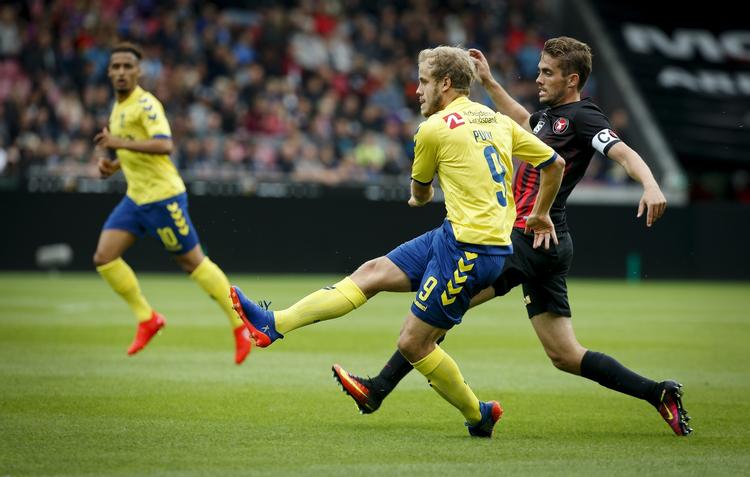 3-3. Brøndbys Teemu Pukki (tv) scorede sit andet hattrick i træk, mens  Jakob Poulsen (th) udlignede Brøndbys forspring for FCM på to straffespark. 