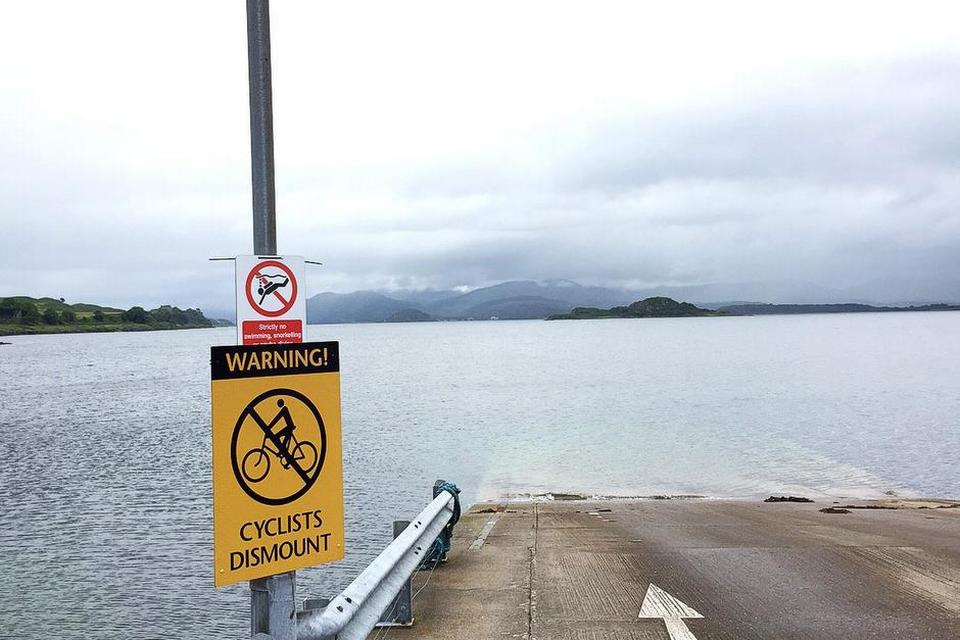 CYKELKULTUR. Dette skilt er ikke et, vi møder  i det københavnske cykelmylder, men repræsenterer en vis grad af sund fornuft. Fotoet er taget på Isle of Lismore på Hebriderne, Skotland. Læserfoto: Bigitte Regine Knudsen 