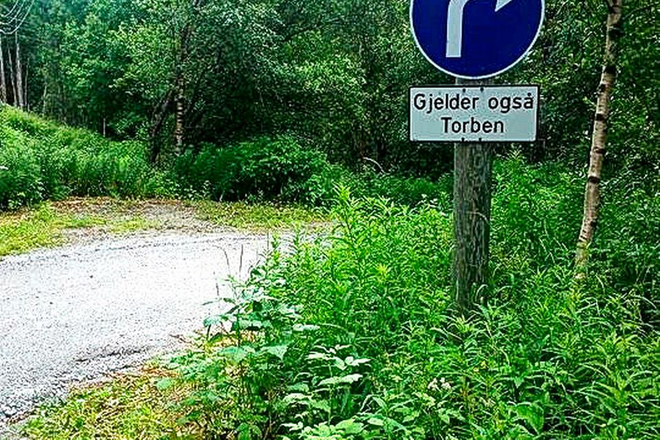 SVING. Sjovt skilt i Norge, hvor ham Torben måske er kendt for at nyde en tår hjemmebrændt? Læserfoto: Ulrik Flyndersøe 
