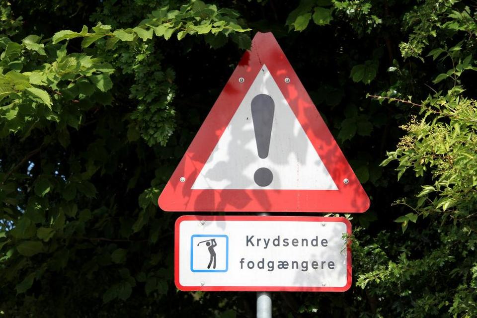 SKILTESPROG. Dette skilt er fra Rø på Bornholm juli 2016. Et lille ordsprog fra Rø: »Hvorfor tage til Venedig og dø, hvis du kan kede dig ihjel i Rø«. Det holder så ikke, dette ordsprog. Rø er et dejlig sted og har en golfbane. Læserfoto: Carsten Loffredo 