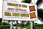 UNIKT. Det er ikke hver dag, man bliver budt velkommen til Helvede, og slet ikke når man befinder sig på en paradisø som Grand Cayman. Men på øen ligger altså landsbyen Hell og dens berømte postkontor. Læserfoto: Lars Hansen 