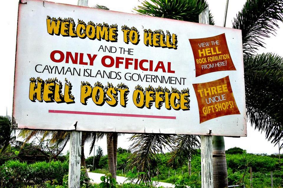 UNIKT. Det er ikke hver dag, man bliver budt velkommen til Helvede, og slet ikke når man befinder sig på en paradisø som Grand Cayman. Men på øen ligger altså landsbyen Hell og dens berømte postkontor. Læserfoto: Lars Hansen 