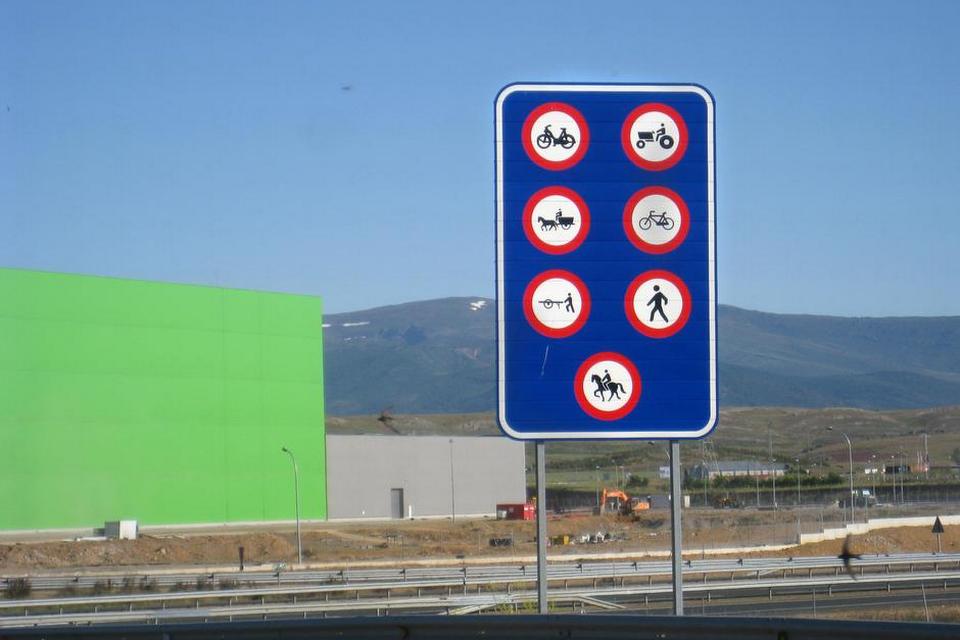 RUNDFORVIRRET. På en tur til Asturien i Nordspanien så vi dette skilt i en rundkørsel. Det var så sjovt, at vi måtte tage en tur mere i rundkørslen, stå ud og tage billedet. Det gik, fordi det var i siestaen. Læserfoto: Helle Hornhaver 