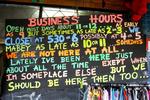 TVETYDIGT. Nimbin i New South Wales i Australien er en tidslomme, et sted, hvor man kan møde de mest utrolige mennesker, hippier, som ikke synes at have alt for mange hjerneceller tilbage. Spændende butikker, hvor der lugter af røgelse og sælges fremmedartede souvenirs, og der er mange maleriske måder at drive en forretning på. Læserfoto: Bente Dalby, Ringkøbing 