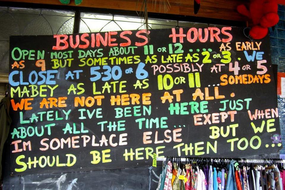 TVETYDIGT. Nimbin i New South Wales i Australien er en tidslomme, et sted, hvor man kan møde de mest utrolige mennesker, hippier, som ikke synes at have alt for mange hjerneceller tilbage. Spændende butikker, hvor der lugter af røgelse og sælges fremmedartede souvenirs, og der er mange maleriske måder at drive en forretning på. Læserfoto: Bente Dalby, Ringkøbing 