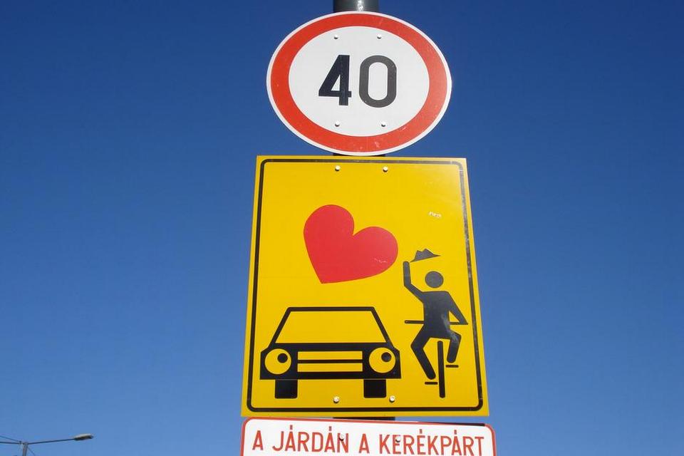 HARMONI. Mit sjove skilt stammer fra en bro i Budapest. Budskabet er aktuelt i alle byer: skab kærlighed mellem biler og cyklister. Læserfoto: Tobias Feld 