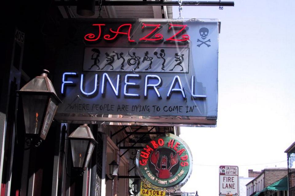 DYSTER. Måske en lidt morbid humor, men der er jo en del sandhed i dette reklameskilt, som vi kom forbi i det franske kvarter af New Orleans, hvor man kan få en rigtig jazz-begravelse. Læserfoto: Steffen Andersen 