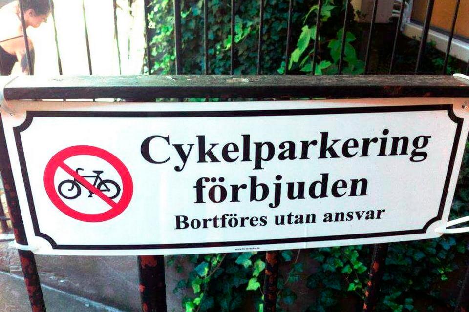 LØSLADELSE. I Malmø, Sverige er det ikke for sjov, hvis cyklen stilles forkert. Rockere og løsesum er vel en del af historien. Læserfoto: Espen Hegnet 