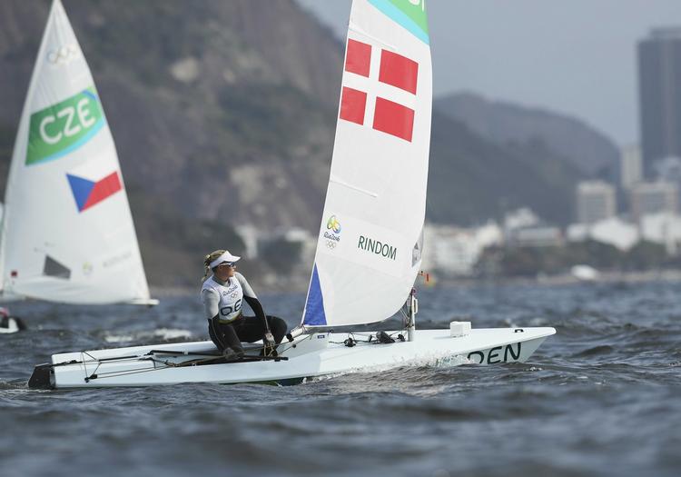 stabil. To top-10-placeringer var de stabile resultater, der holder  Anne-Marie Rindom med helt fremme i laser radial efter førstedagen. 