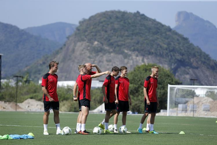 glæde. Det danske OL-hold i fodbold har haft en god tur til Brasilien, hvor de både har lavet gode resultater, været til åbningsceremoni og hygget sig med hinanden - her træner de i Rio de Janeiro. Foto: Jens Dresling 