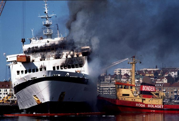 Norsk politi har ikke fundet beviser for, at det var besætningsmedlemmer på færgen Katastrofe. Scandinavian Star, der stod bag den brand på skibet, som 7. april 1990 kostede 159 personer livet.  Arkivfoto. 