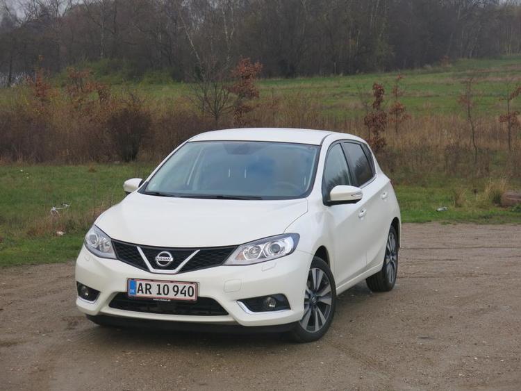 NISSAN Pulsar. Man ser den overhovedet ikke i trafikken, og det kan undre. Det er en oplagt familiebil til ca. 200.000 kroner. Den har kolossal benplads på bagsædet, masser af udstyr, også avanceret sikkerhedsudstyr. (Foto: Allan Graubæk) 