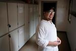 job. 35-årige Fawaz Alzatto har fået fast arbejde på et ressourcecenter for kriseramte teenagere og familier i Hobro. »Jeg føler, at jeg nu kan betale tilbage til det danske samfund for alt det, jeg har modtaget. Det er jeg meget tilfreds med«, siger han. 