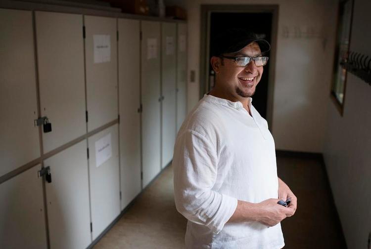 job. 35-årige Fawaz Alzatto har fået fast arbejde på et ressourcecenter for kriseramte teenagere og familier i Hobro. »Jeg føler, at jeg nu kan betale tilbage til det danske samfund for alt det, jeg har modtaget. Det er jeg meget tilfreds med«, siger han. 
