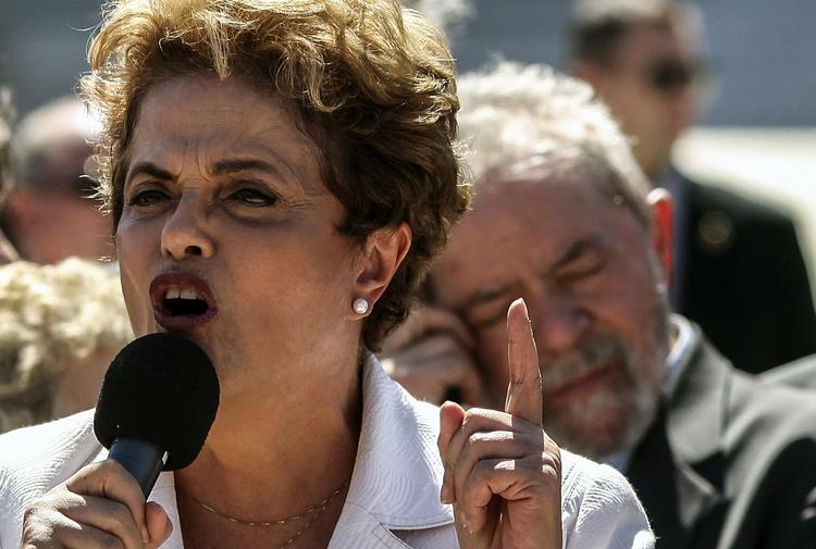 Presset. Dilma Rousseff - her sammen med ekspræsident Lula - er midlertidigt suspenderet og kan blive stillet for en rigsret inden udgangen af denne måned. 