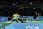33-31. I den længste duel gik bolden 26 gange over nettet, da Bojan Tokic (tv.) og Dmitrij Ovtcharov (th.) spillede verdens længste sæt. 