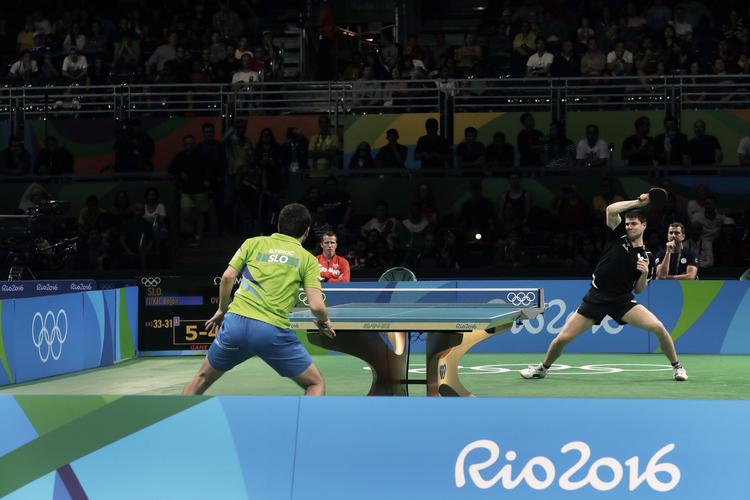 33-31. I den længste duel gik bolden 26 gange over nettet, da Bojan Tokic (tv.) og Dmitrij Ovtcharov (th.) spillede verdens længste sæt. 