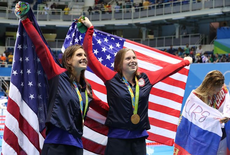 Grædefærdig. Yulia Efimova (yderst th.) sammen med guldvinder Lilly King (i midten) og bronzevinder Katie Meili. 