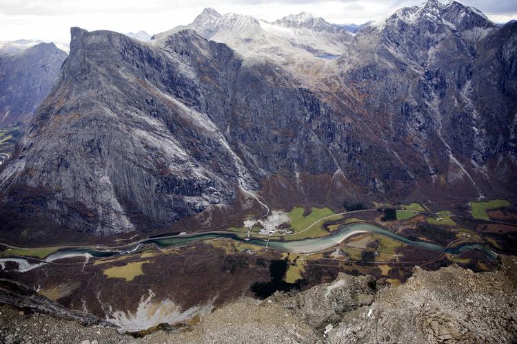 Jordskredsramt. Det norske fjeld Mannen er kendt for jordskred. 