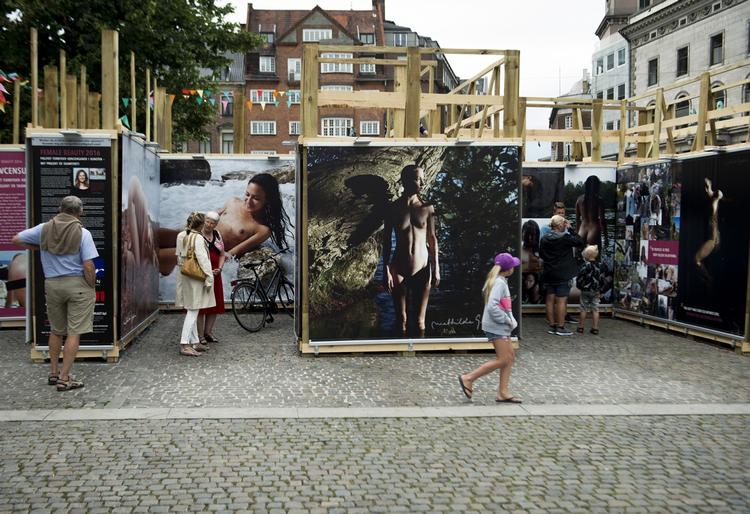 Nøgen. Mathilde Grafström udstiller nøgne kvinder på Nytorv. Foto. Cicilie S. Andersen 