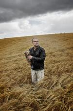 Syg. Krigen sidder i Poul Simon Hansen. Hvis hunden gør om natten, finder han en køkkenkniv frem. 