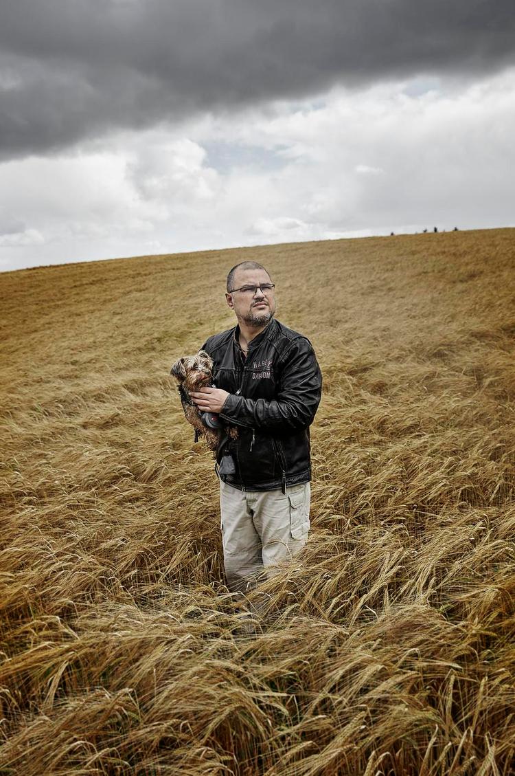 Syg. Krigen sidder i Poul Simon Hansen. Hvis hunden gør om natten, finder han en køkkenkniv frem. 