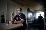 Ventetid. Poul Emil Hansens forbrug af cigaretter og sodavand er steget kraftigt, efter han har fået diagnosen ptsd. »På sine gode dage kan han selv hente sodavanden i køleskabet«, siger hans kone. 