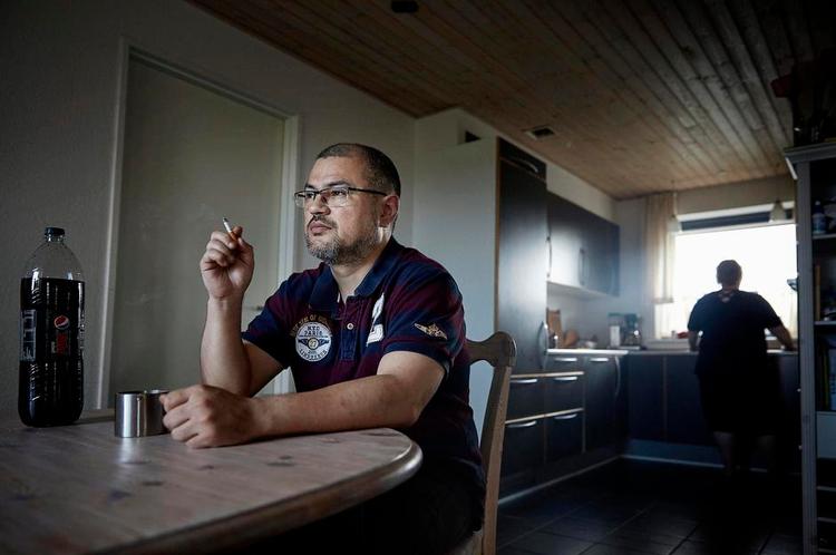 Ventetid. Poul Emil Hansens forbrug af cigaretter og sodavand er steget kraftigt, efter han har fået diagnosen ptsd. »På sine gode dage kan han selv hente sodavanden i køleskabet«, siger hans kone. 